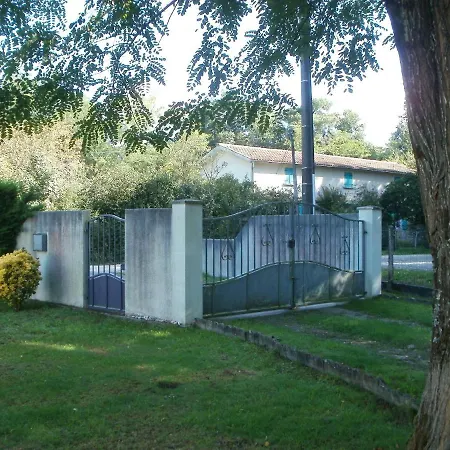 A St Germain D Esteuil 33340 *