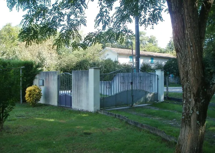 A St Germain D Esteuil 33340 *